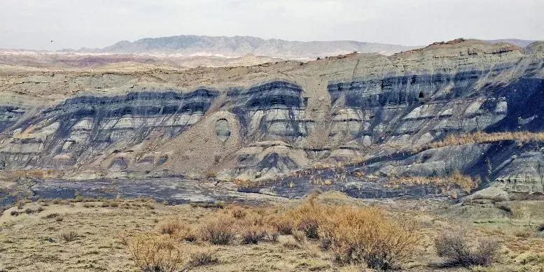 penhasco de xisto na Bacia de Junggar
